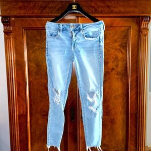 American Eagle ladies Super Stretch distressed jeans size 6 Short.